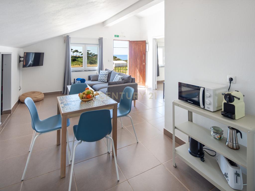 Moradia com quatro apartamentos independentes, três T2 e um T3 em Atouguia da Baleia. Ideal para famílias ou grupos, preparada para turismo ou para arrendamento de longa duração. - Image 9