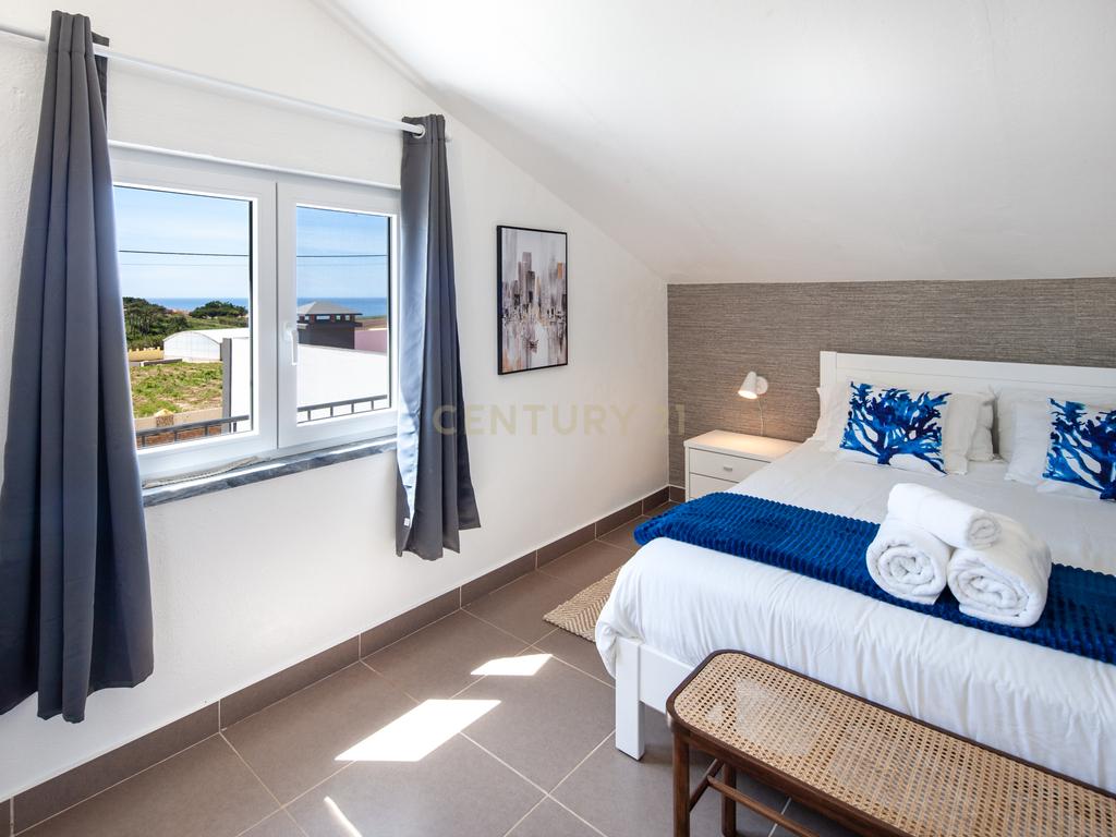 Moradia com quatro apartamentos independentes, três T2 e um T3 em Atouguia da Baleia. Ideal para famílias ou grupos, preparada para turismo ou para arrendamento de longa duração. - Image 25