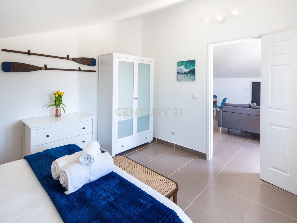 Moradia com quatro apartamentos independentes, três T2 e um T3 em Atouguia da Baleia. Ideal para famílias ou grupos, preparada para turismo ou para arrendamento de longa duração. - Image 24