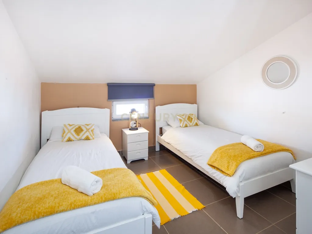 Moradia com quatro apartamentos independentes, três T2 e um T3 em Atouguia da Baleia. Ideal para famílias ou grupos, preparada para turismo ou para arrendamento de longa duração. - Image 29