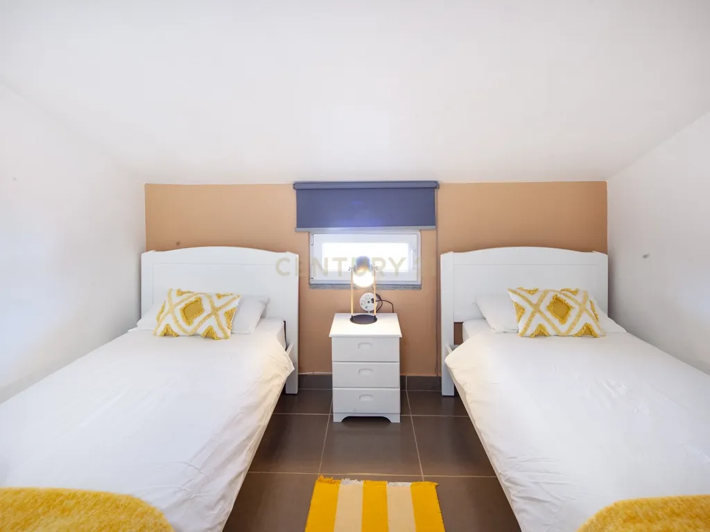 Moradia com quatro apartamentos independentes, três T2 e um T3 em Atouguia da Baleia. Ideal para famílias ou grupos, preparada para turismo ou para arrendamento de longa duração. - Image 28