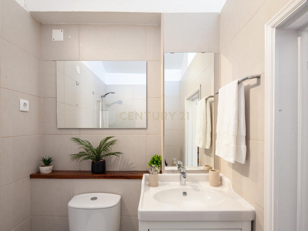 Moradia com quatro apartamentos independentes, três T2 e um T3 em Atouguia da Baleia. Ideal para famílias ou grupos, preparada para turismo ou para arrendamento de longa duração. - Image 10