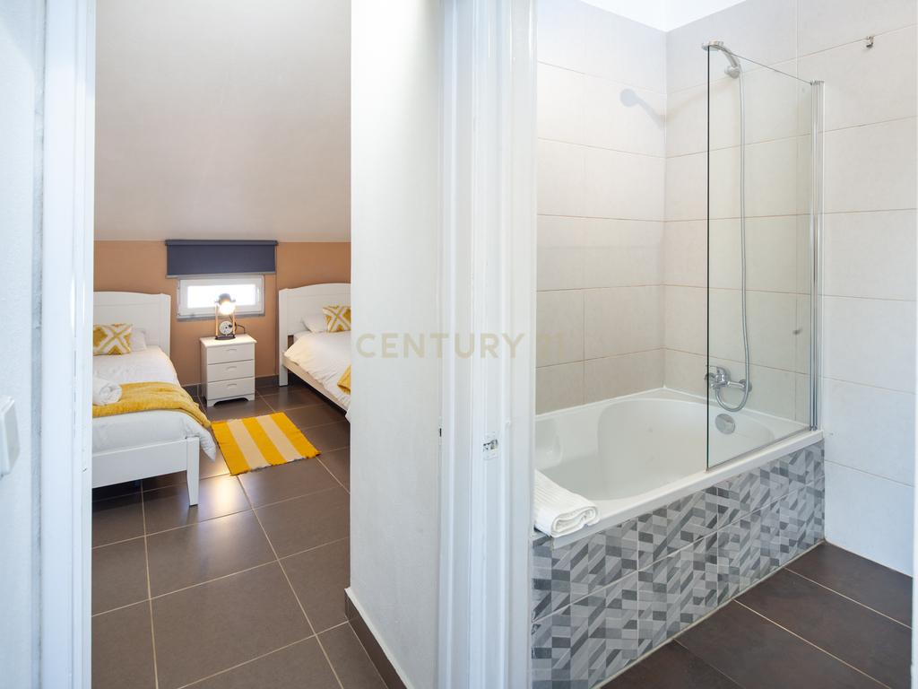 Moradia com quatro apartamentos independentes, três T2 e um T3 em Atouguia da Baleia. Ideal para famílias ou grupos, preparada para turismo ou para arrendamento de longa duração. - Image 30