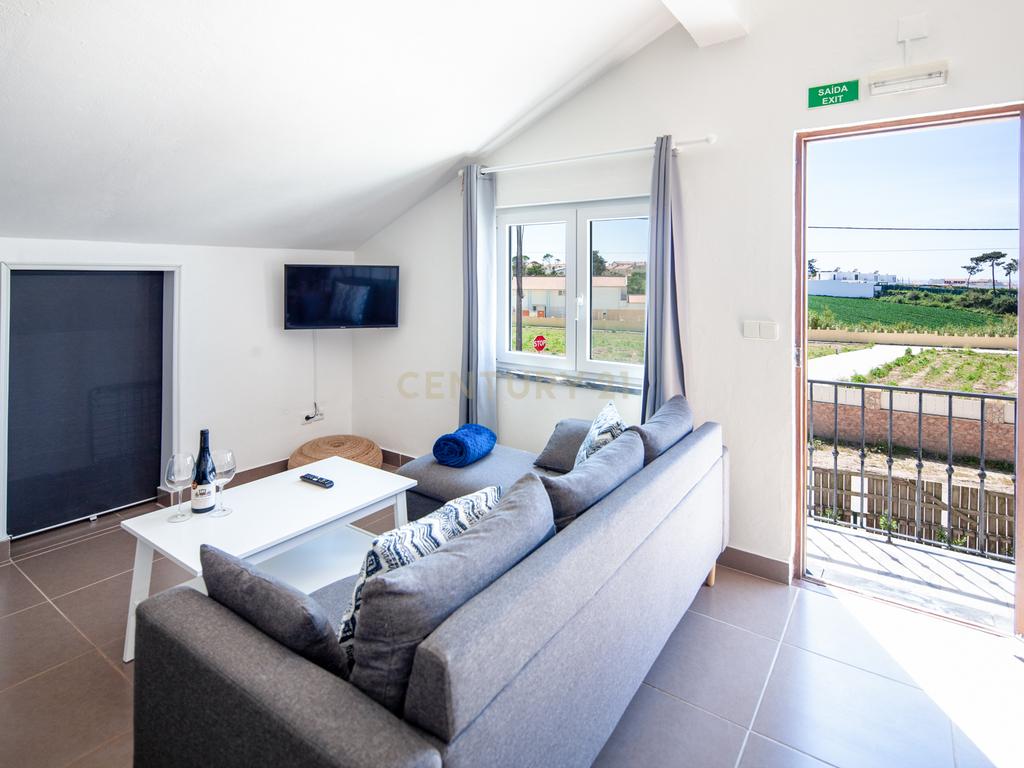 Moradia com quatro apartamentos independentes, três T2 e um T3 em Atouguia da Baleia. Ideal para famílias ou grupos, preparada para turismo ou para arrendamento de longa duração. - Image 5