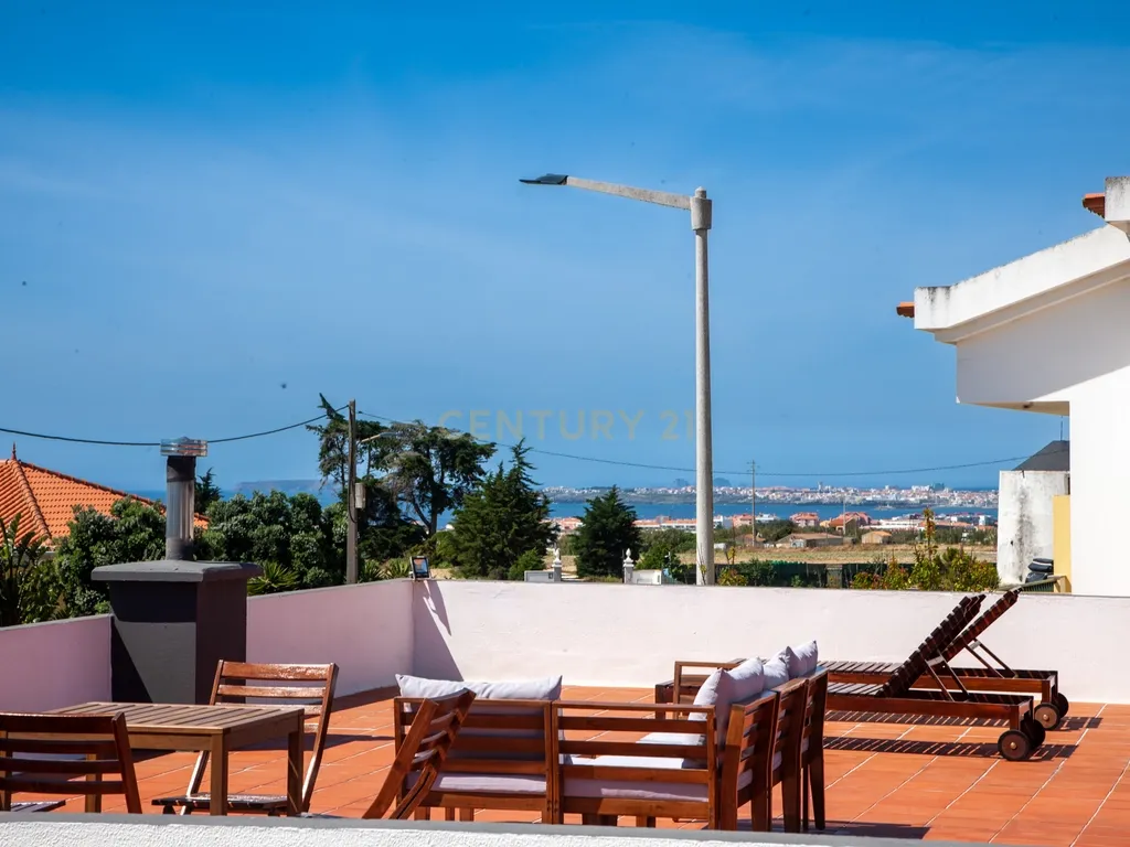 Moradia com quatro apartamentos independentes, três T2 e um T3 em Atouguia da Baleia. Ideal para famílias ou grupos, preparada para turismo ou para arrendamento de longa duração. - Image 12