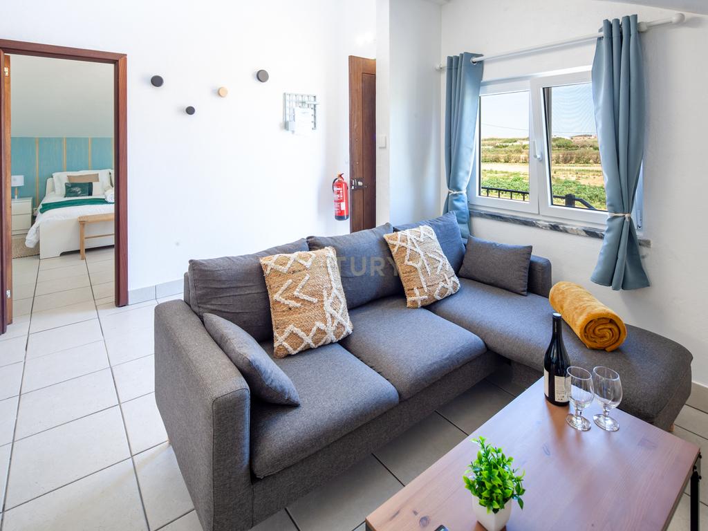 Moradia com quatro apartamentos independentes, três T2 e um T3 em Atouguia da Baleia. Ideal para famílias ou grupos, preparada para turismo ou para arrendamento de longa duração. - Image 11