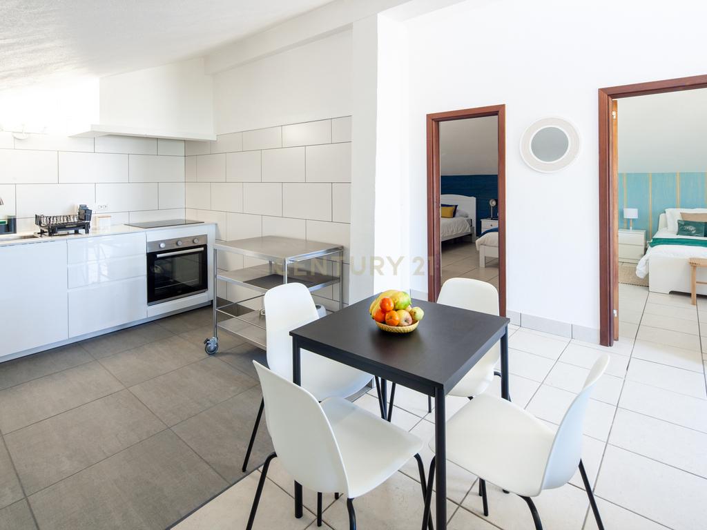 Moradia com quatro apartamentos independentes, três T2 e um T3 em Atouguia da Baleia. Ideal para famílias ou grupos, preparada para turismo ou para arrendamento de longa duração. - Image 13