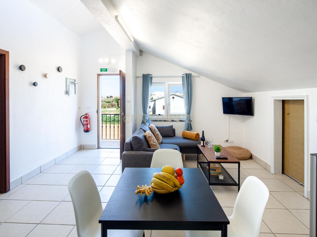 Moradia com quatro apartamentos independentes, três T2 e um T3 em Atouguia da Baleia. Ideal para famílias ou grupos, preparada para turismo ou para arrendamento de longa duração. - Image 34