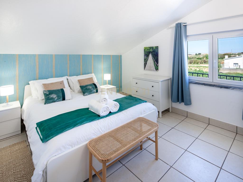 Moradia com quatro apartamentos independentes, três T2 e um T3 em Atouguia da Baleia. Ideal para famílias ou grupos, preparada para turismo ou para arrendamento de longa duração. - Image 36
