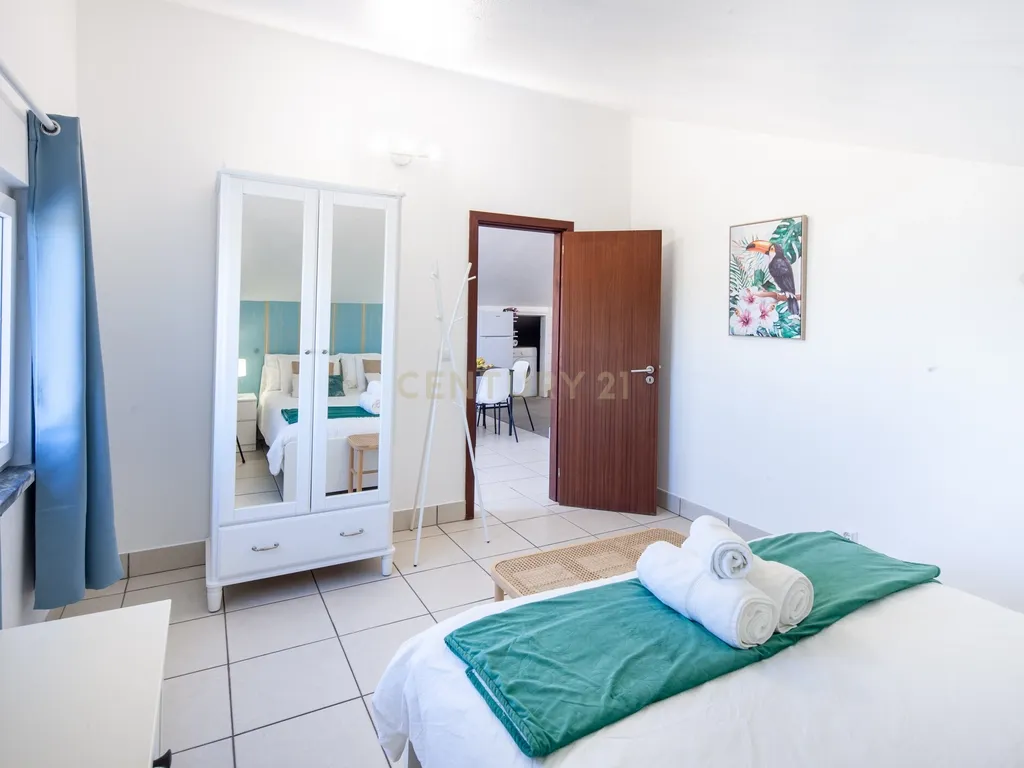 Moradia com quatro apartamentos independentes, três T2 e um T3 em Atouguia da Baleia. Ideal para famílias ou grupos, preparada para turismo ou para arrendamento de longa duração. - Image 35