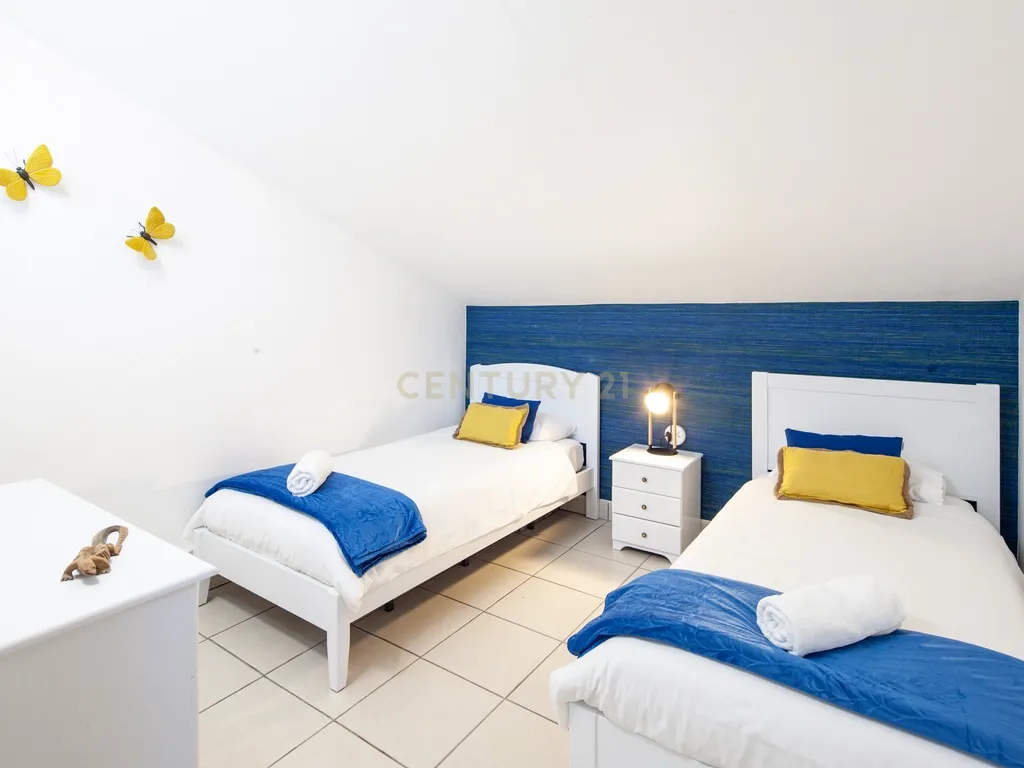 Moradia com quatro apartamentos independentes, três T2 e um T3 em Atouguia da Baleia. Ideal para famílias ou grupos, preparada para turismo ou para arrendamento de longa duração. - Image 32
