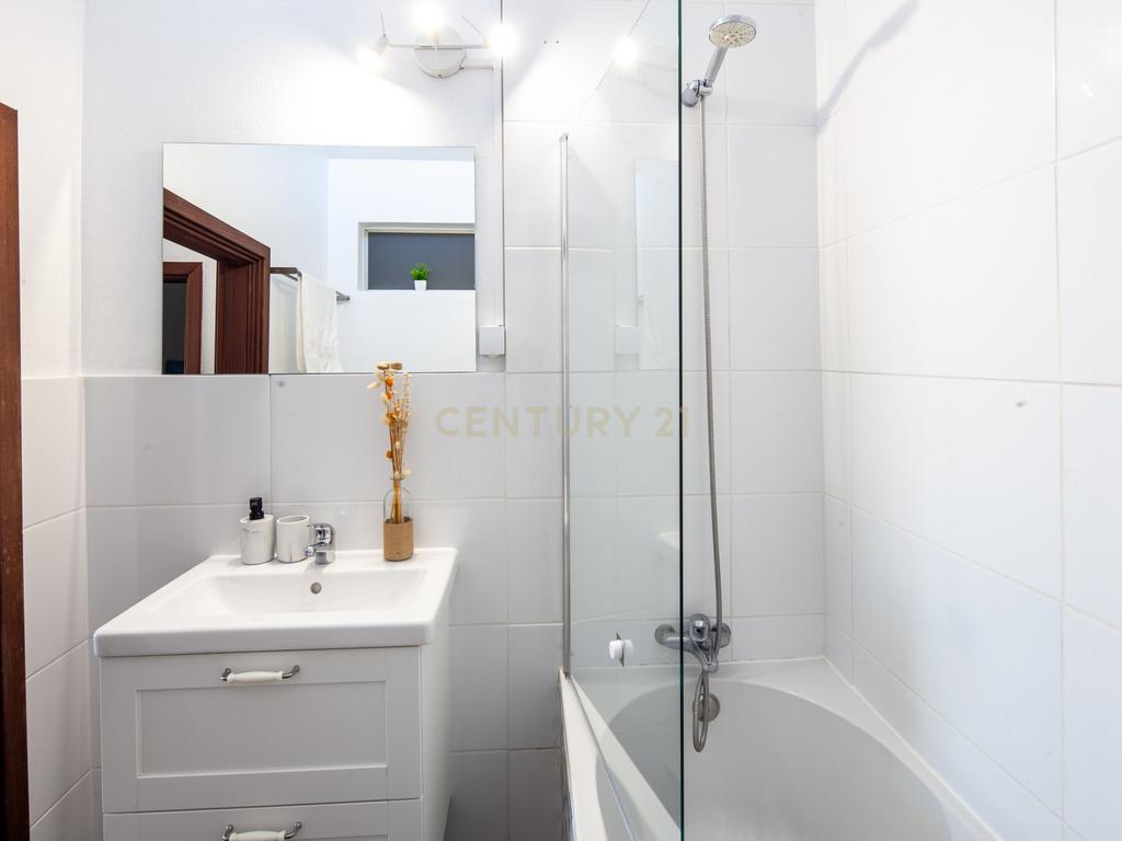 Moradia com quatro apartamentos independentes, três T2 e um T3 em Atouguia da Baleia. Ideal para famílias ou grupos, preparada para turismo ou para arrendamento de longa duração. - Image 37