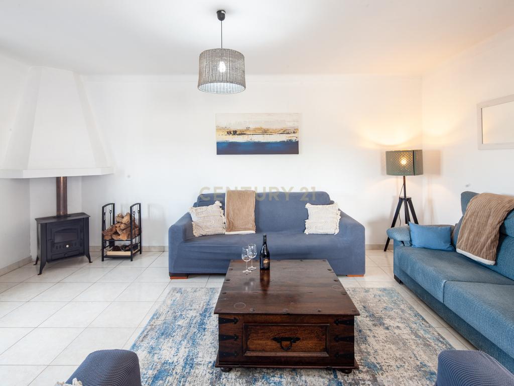 Moradia com quatro apartamentos independentes, três T2 e um T3 em Atouguia da Baleia. Ideal para famílias ou grupos, preparada para turismo ou para arrendamento de longa duração. - Image 2