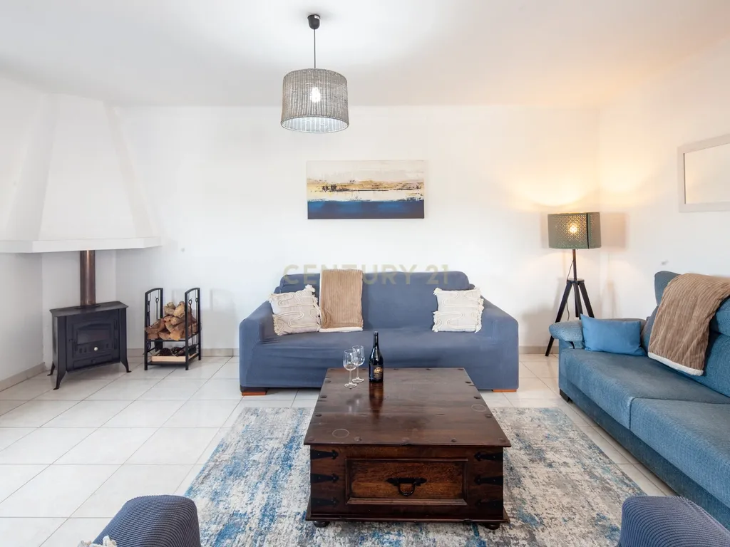 Moradia com quatro apartamentos independentes, três T2 e um T3 em Atouguia da Baleia. Ideal para famílias ou grupos, preparada para turismo ou para arrendamento de longa duração. - Image 2