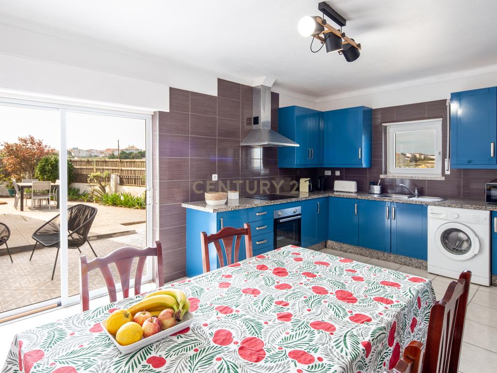 Moradia com quatro apartamentos independentes, três T2 e um T3 em Atouguia da Baleia. Ideal para famílias ou grupos, preparada para turismo ou para arrendamento de longa duração. - Image 19