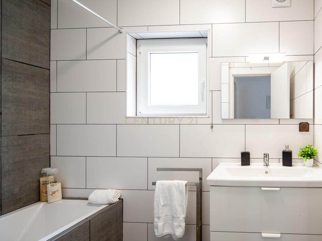 Moradia com quatro apartamentos independentes, três T2 e um T3 em Atouguia da Baleia. Ideal para famílias ou grupos, preparada para turismo ou para arrendamento de longa duração. - Image 15