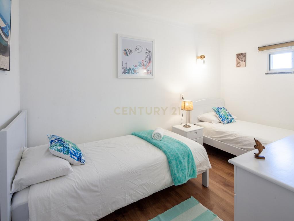 Moradia com quatro apartamentos independentes, três T2 e um T3 em Atouguia da Baleia. Ideal para famílias ou grupos, preparada para turismo ou para arrendamento de longa duração. - Image 38