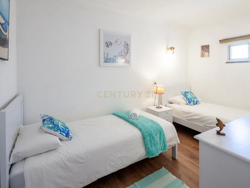 Moradia com quatro apartamentos independentes, três T2 e um T3 em Atouguia da Baleia. Ideal para famílias ou grupos, preparada para turismo ou para arrendamento de longa duração. - Image 38
