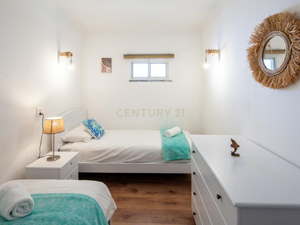 Moradia com quatro apartamentos independentes, três T2 e um T3 em Atouguia da Baleia. Ideal para famílias ou grupos, preparada para turismo ou para arrendamento de longa duração. - Image 39