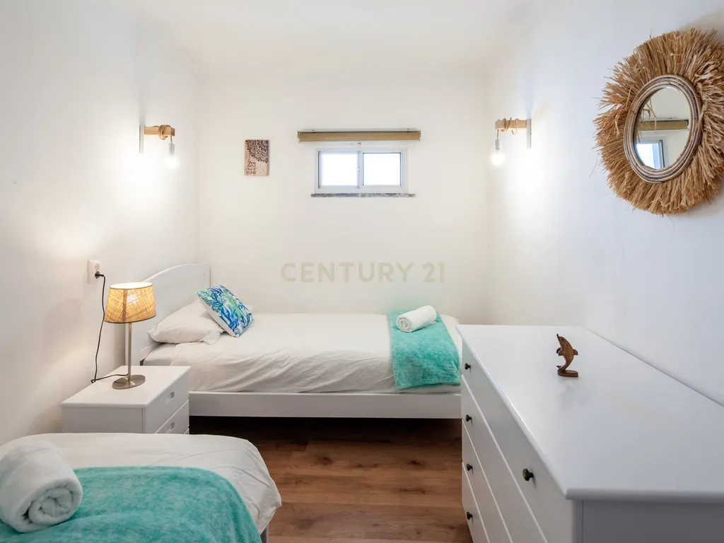 Moradia com quatro apartamentos independentes, três T2 e um T3 em Atouguia da Baleia. Ideal para famílias ou grupos, preparada para turismo ou para arrendamento de longa duração. - Image 39