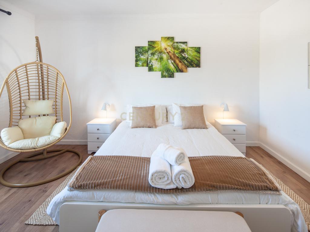 Moradia com quatro apartamentos independentes, três T2 e um T3 em Atouguia da Baleia. Ideal para famílias ou grupos, preparada para turismo ou para arrendamento de longa duração. - Image 42
