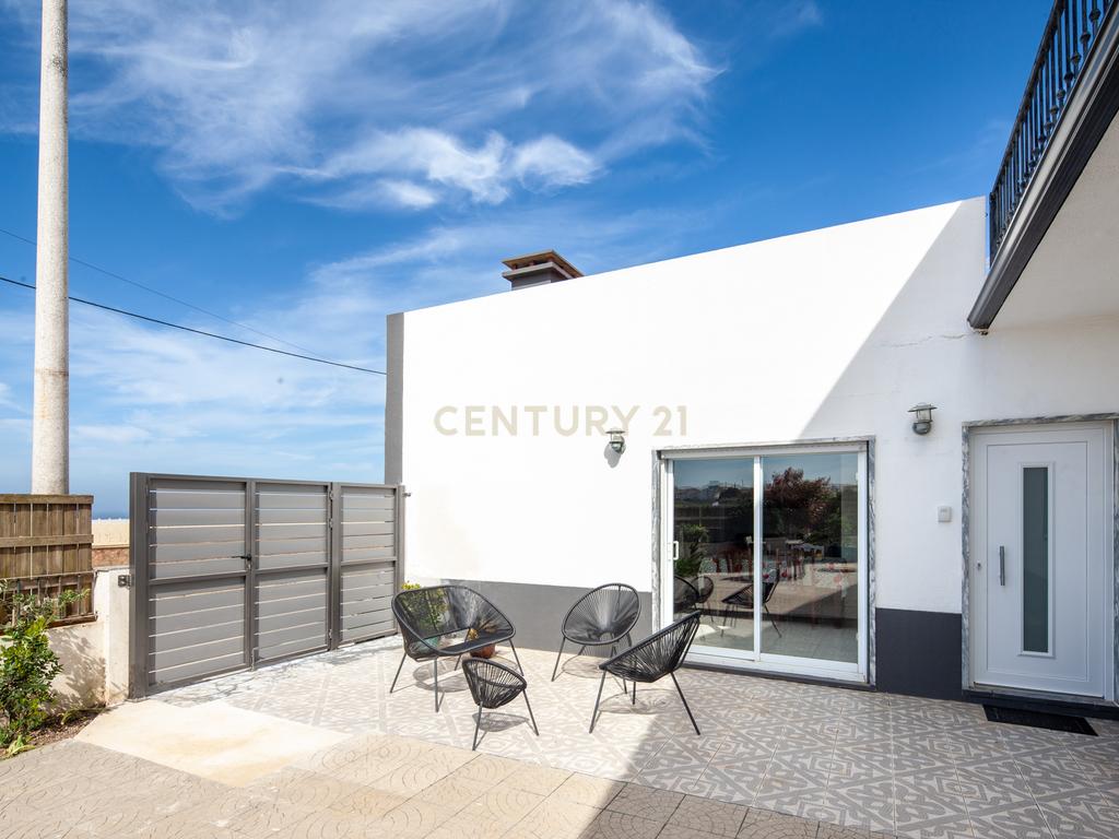 Moradia com quatro apartamentos independentes, três T2 e um T3 em Atouguia da Baleia. Ideal para famílias ou grupos, preparada para turismo ou para arrendamento de longa duração. - Image 26