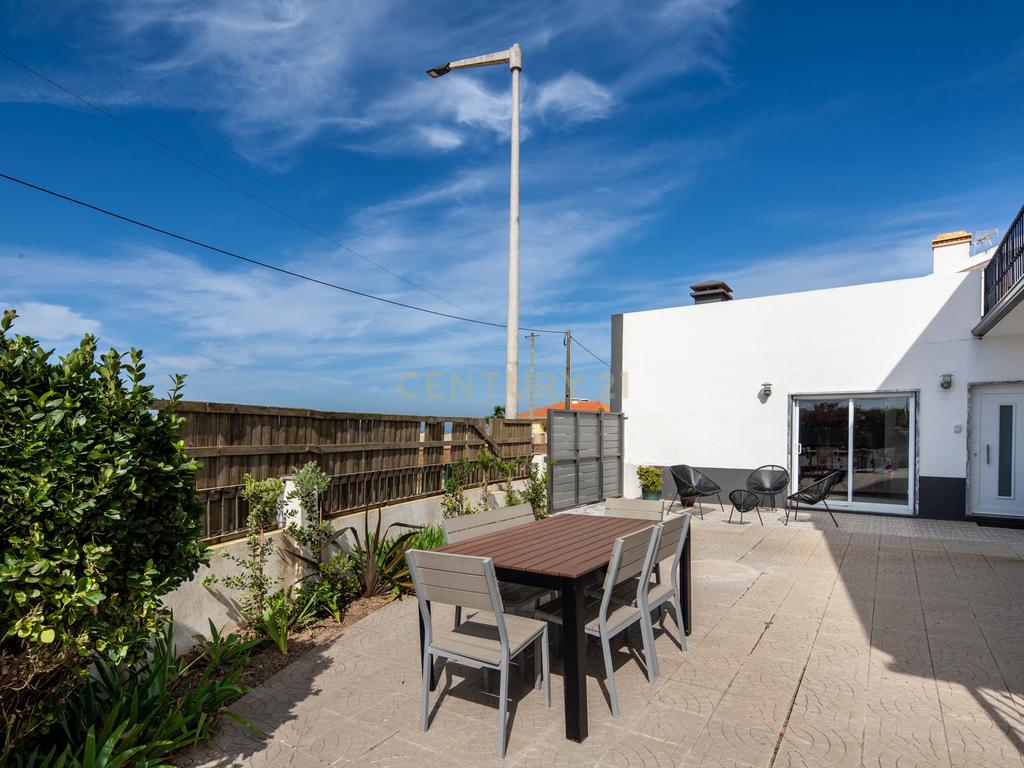 Moradia com quatro apartamentos independentes, três T2 e um T3 em Atouguia da Baleia. Ideal para famílias ou grupos, preparada para turismo ou para arrendamento de longa duração. - Image 22