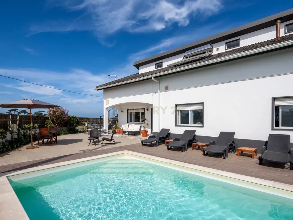 Moradia com quatro apartamentos independentes, três T2 e um T3 em Atouguia da Baleia. Ideal para famílias ou grupos, preparada para turismo ou para arrendamento de longa duração. - Image 3