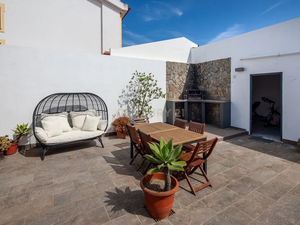 Moradia com quatro apartamentos independentes, três T2 e um T3 em Atouguia da Baleia. Ideal para famílias ou grupos, preparada para turismo ou para arrendamento de longa duração. - Image 16