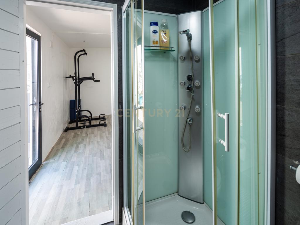 Moradia com quatro apartamentos independentes, três T2 e um T3 em Atouguia da Baleia. Ideal para famílias ou grupos, preparada para turismo ou para arrendamento de longa duração. - Image 47