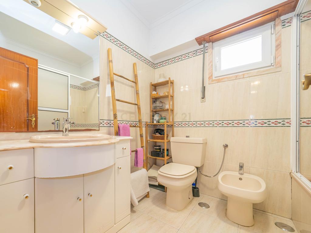 Apartamento T2, com Parqueamento e Arrecadação, em Caneças - Image 14