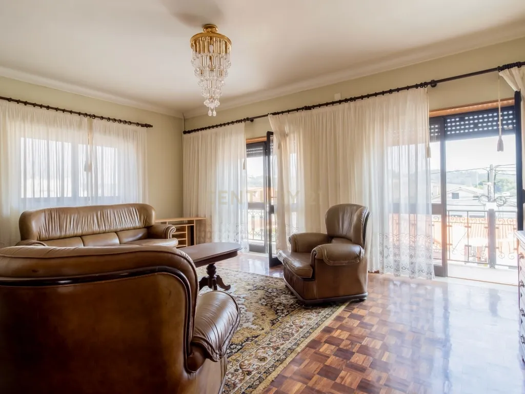 MORADIA EXCLUSIVA EM ALCOBAÇA – CONFORTO, ESPAÇO E POTENCIAL DE INVESTIMENTO! - Image 1