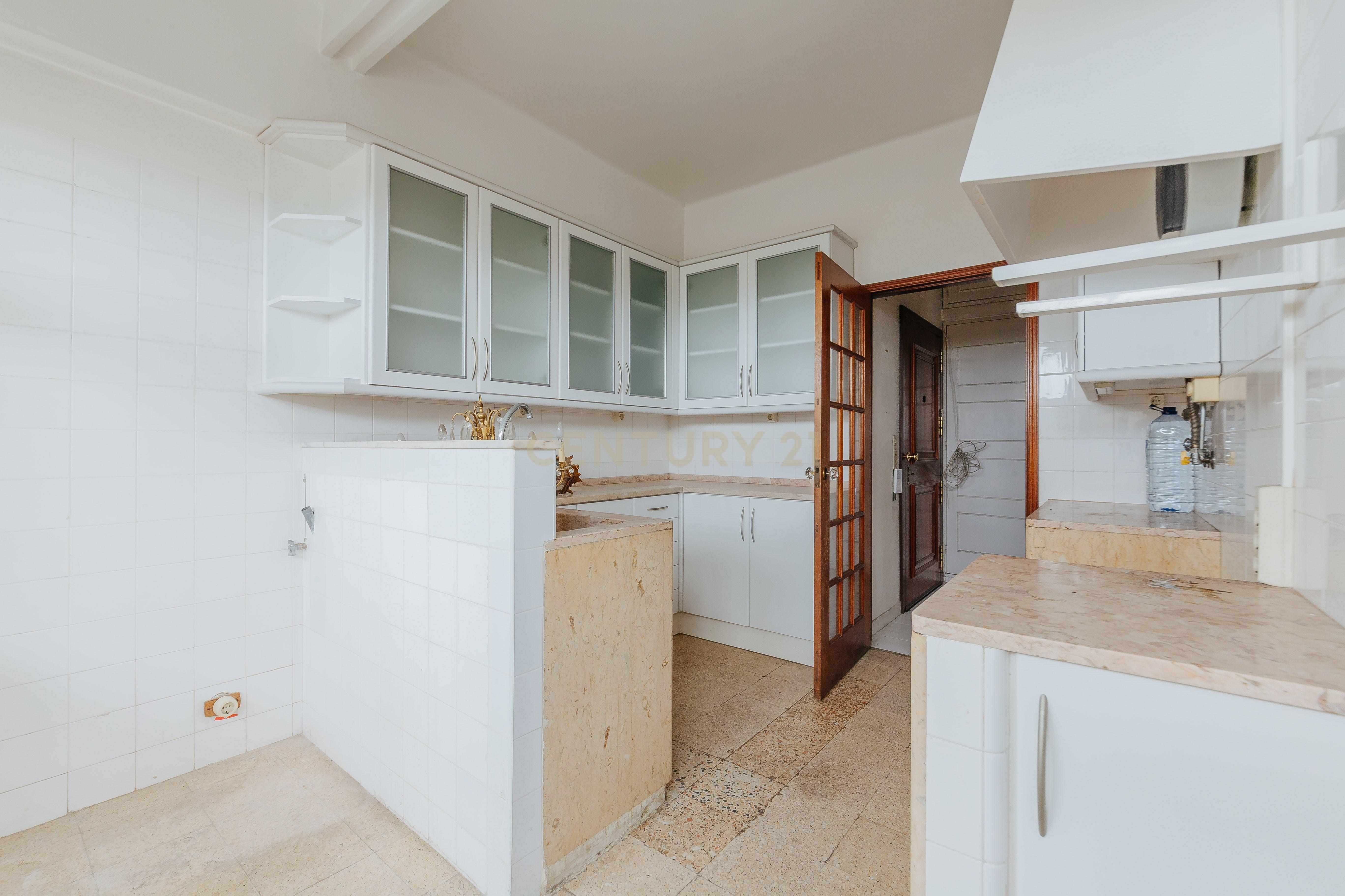 Fotografia 10 de Apartamento T4 para Remodelação nos Olivais, Lisboa - Oportunidade Única