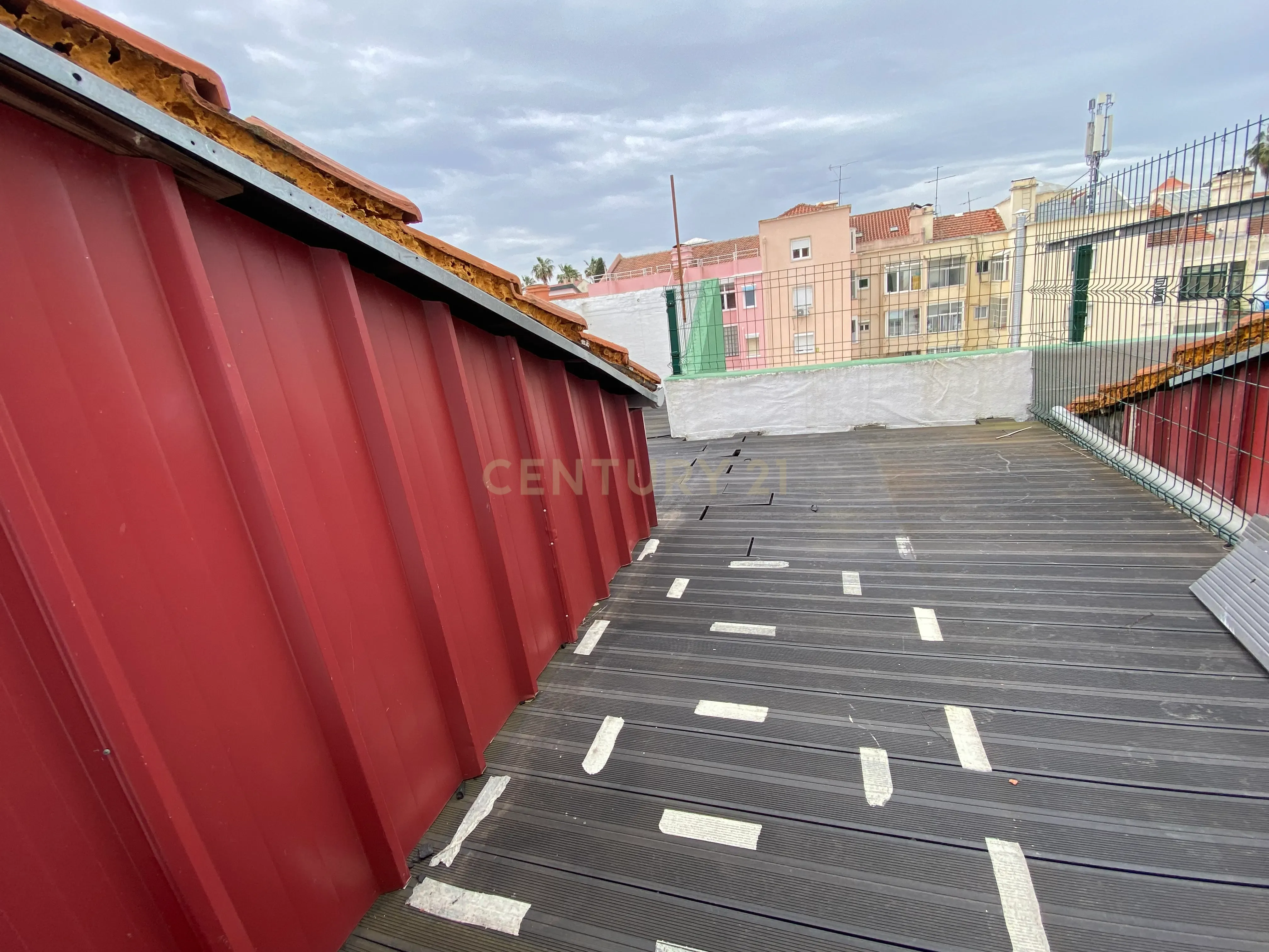 T3 com Sótão Remodelado e Terraço – Alcântara - Image 26