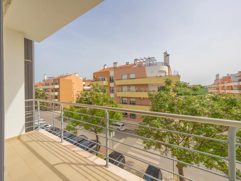 Apartamento T3 com Duas Varandas, Garagem Box e Lugar de estacionamento na Vila Serena, Pinhal Novo - Image 9