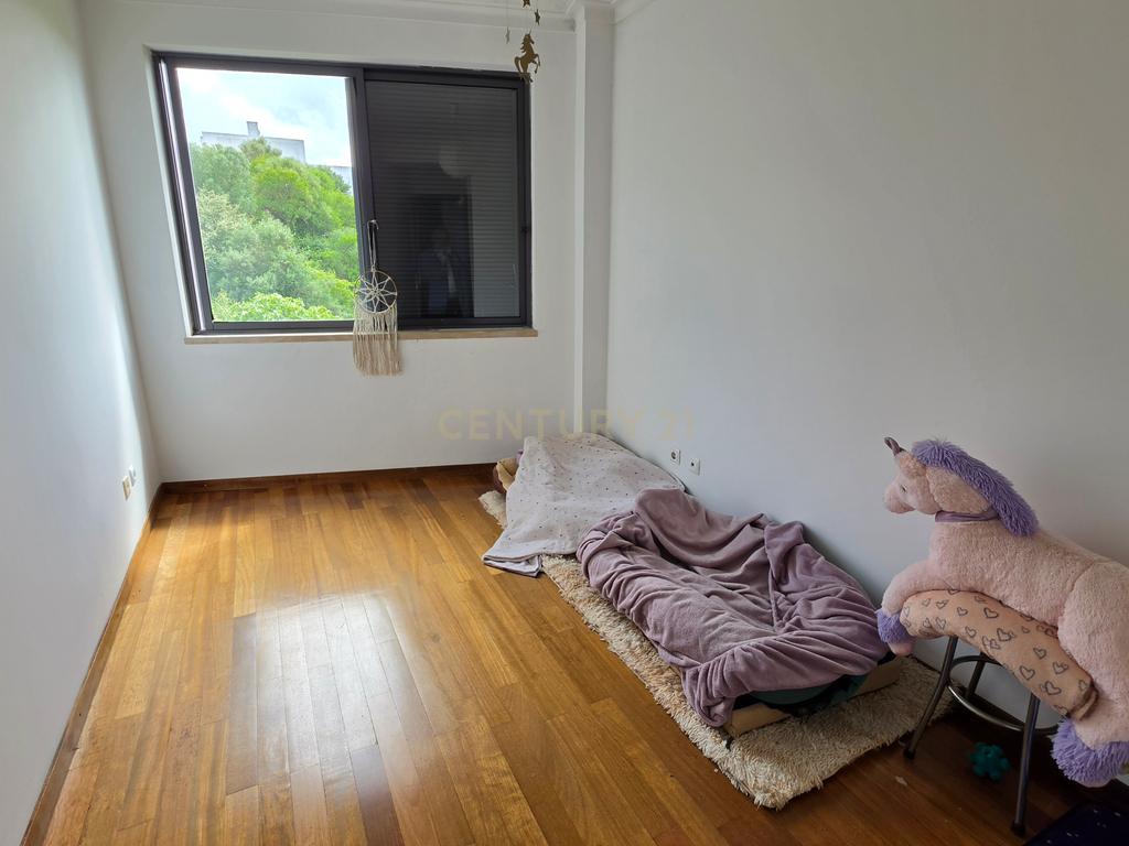 Apartamento Duplex T5 no centro de Palmela - Image 11