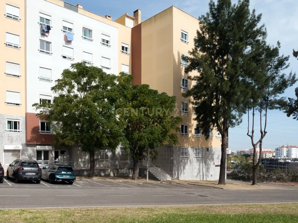 T3 espaçoso e luminoso no coração de Prior Velho - Image 24