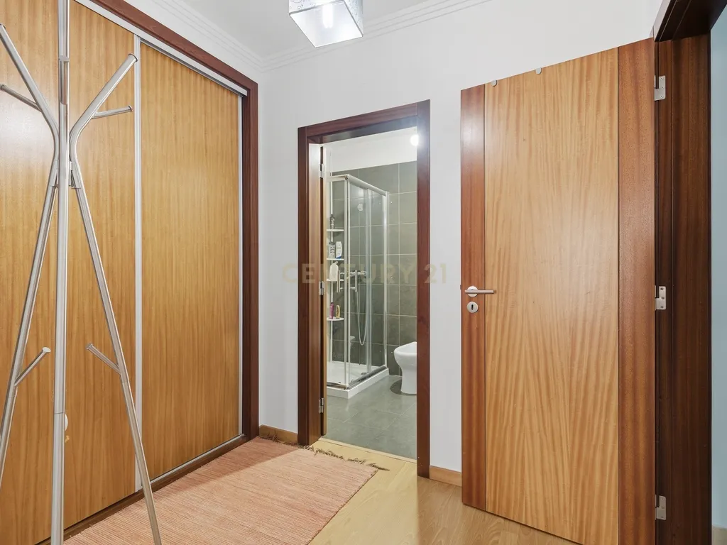 Apartamento T3 com terraço e churrasqueira – Merceana, Alenquer - Image 23