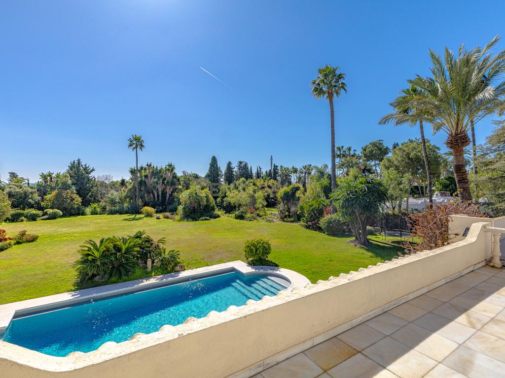 Elegância Andaluza Intemporal no Coração de El Paraíso, Estepona - Image 31