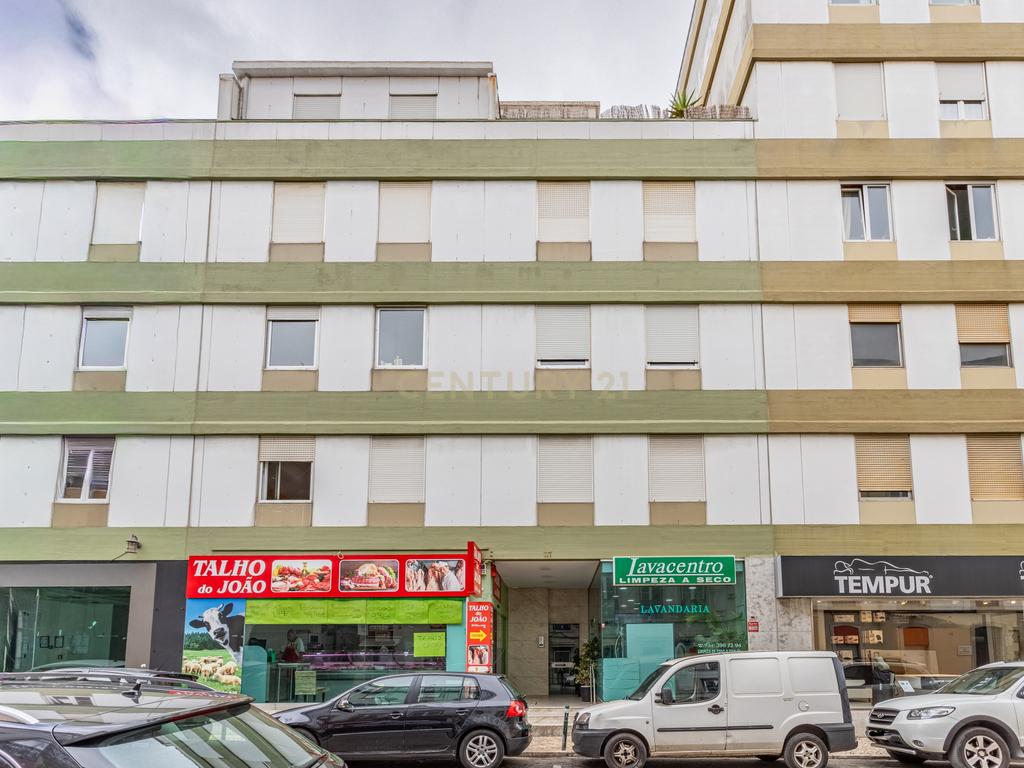 Apartamento T2 renovado, com estacionamento e elevador, em Campo de Ourique, Lisboa - Image 19