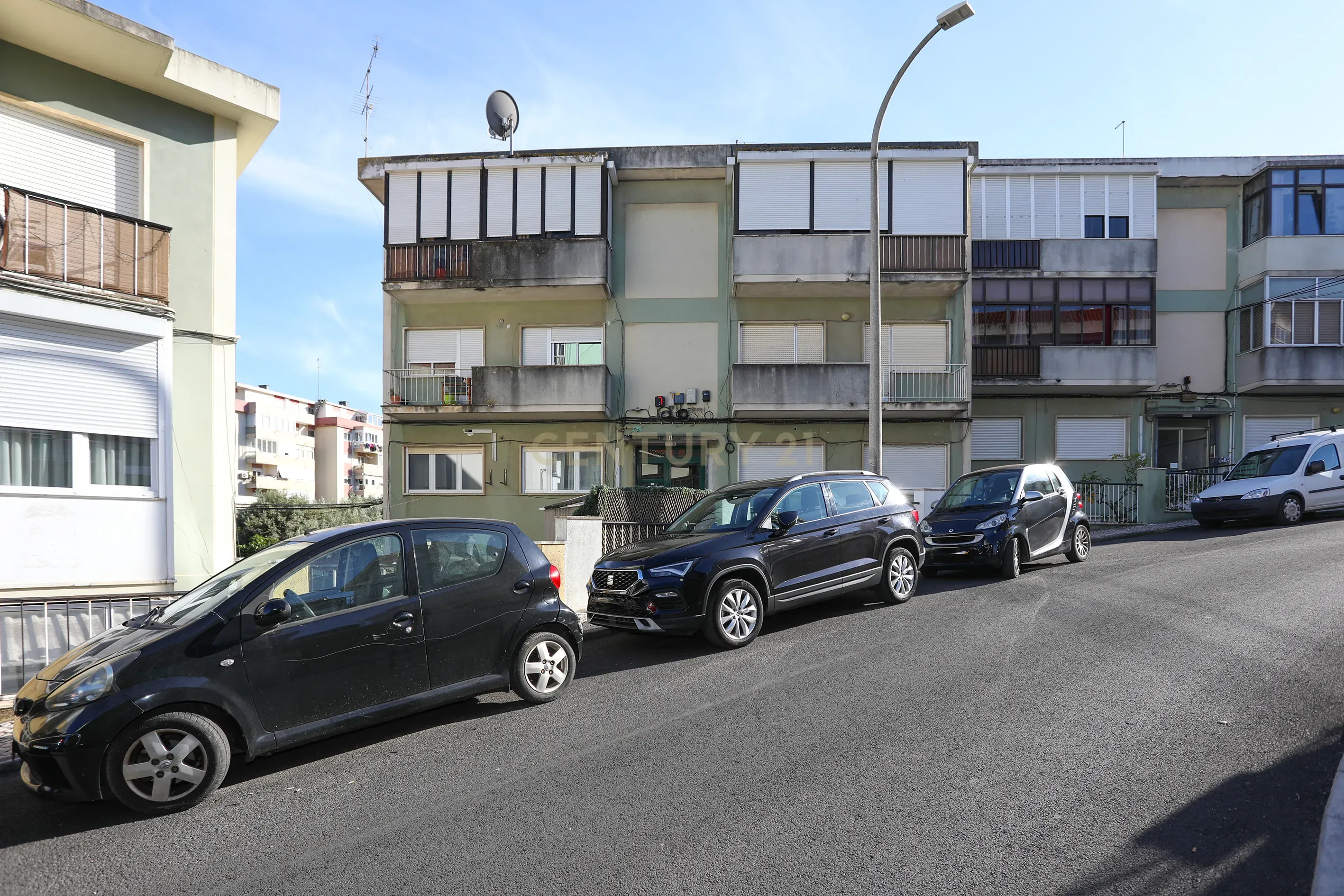 T1 com Logradouro para Arrendamento – Totalmente Remodelado - Image 1