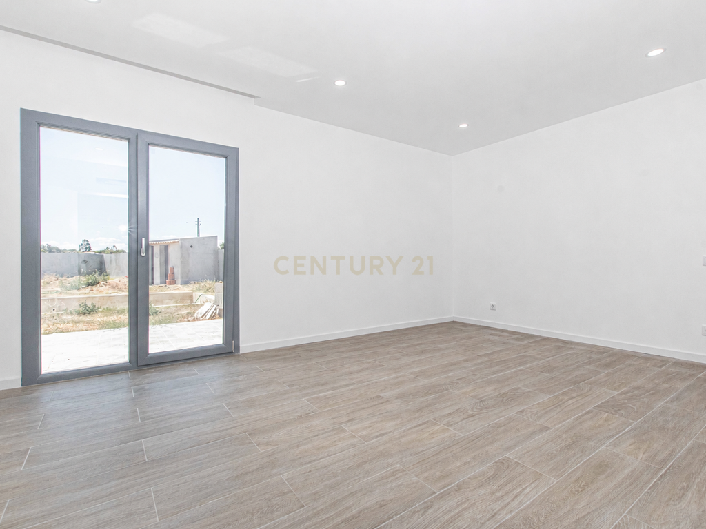 MORADIA T3 COM PISCINA E VISTA CAMPO - Image 18