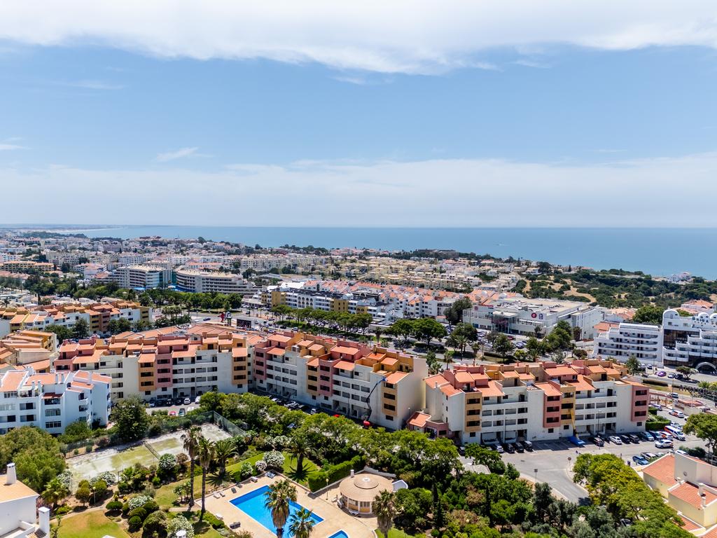 Apartamento com piscina, elevador e vista mar, no centro de Albufeira - Image 34