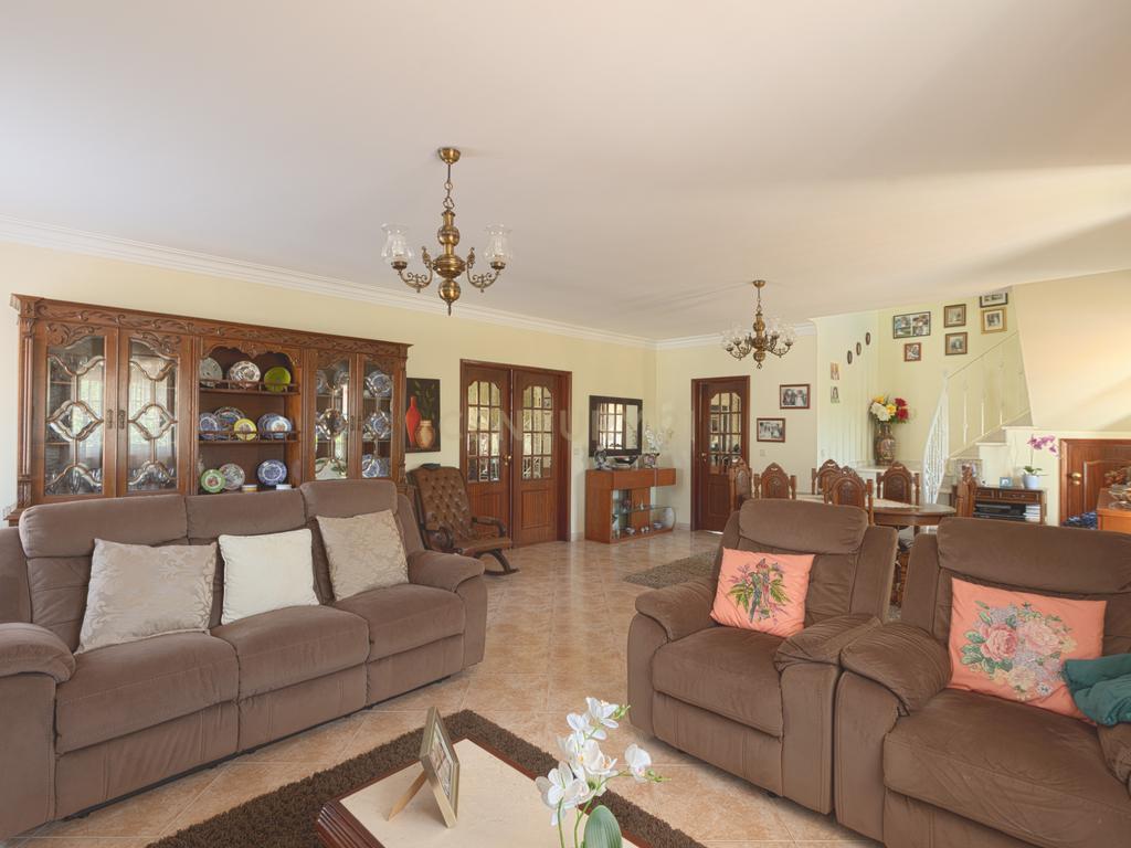 Moradia T4 Isolada com Jardim e Garagem em Olalhas – Tomar - Image 15