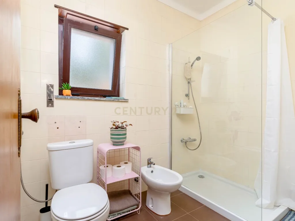 Viver com Elegância entre o Litoral e a Cidade – Uma Casa Sustentável em Colares, Portugal - Image 27