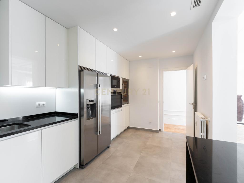 APARTAMENTO RENOVADO COM MOLDURAS E VARANDAS - Image 9