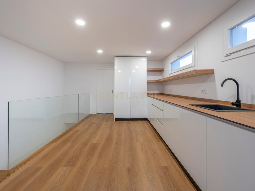 Luxuosa Moradia T5 com Vista Panorâmica em Odivelas - Image 6