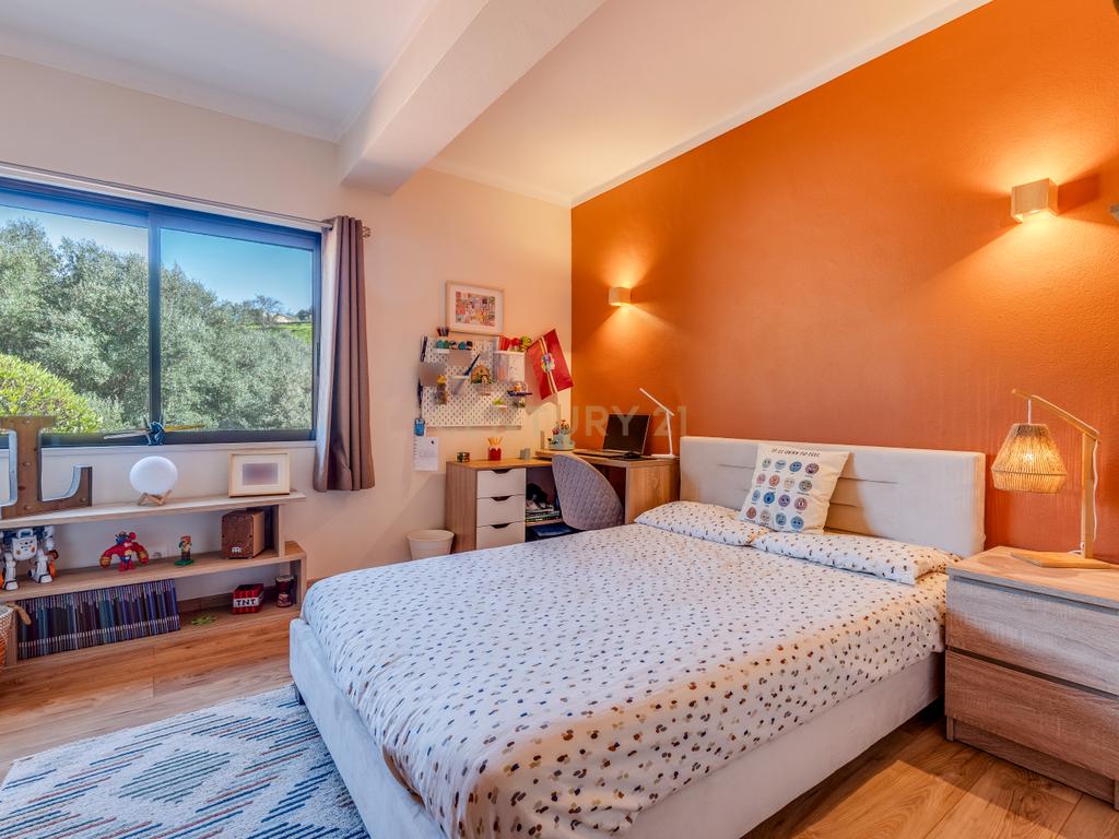 ESPETACULAR MORADIA COM PISCINA, GARAGEM, JARDIM E TERRENO - Image 12