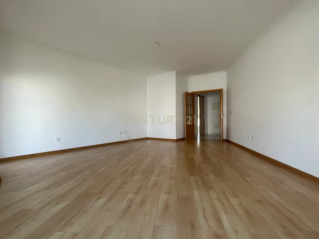 Apartamento T3, com Varandas e 3 Lugares de estacionamento, no Pinhal Novo - Image 4
