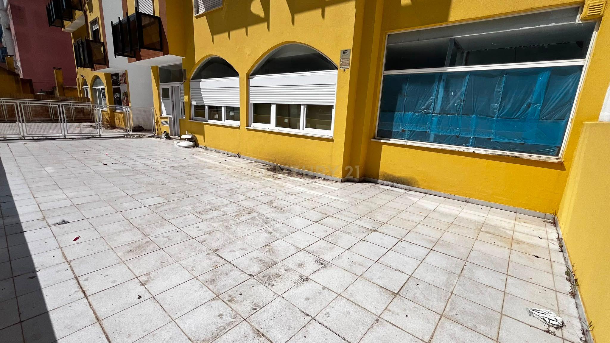 Fotografia 9 de T2 em Fase de Conversão com Logradouro e Garagem Box | Encosta do Sol – Amadora